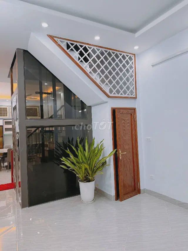 NH.À Phố Kim Đồng 50m3 Thang máy, nội thất, Sổ đó , không quy hoạch.