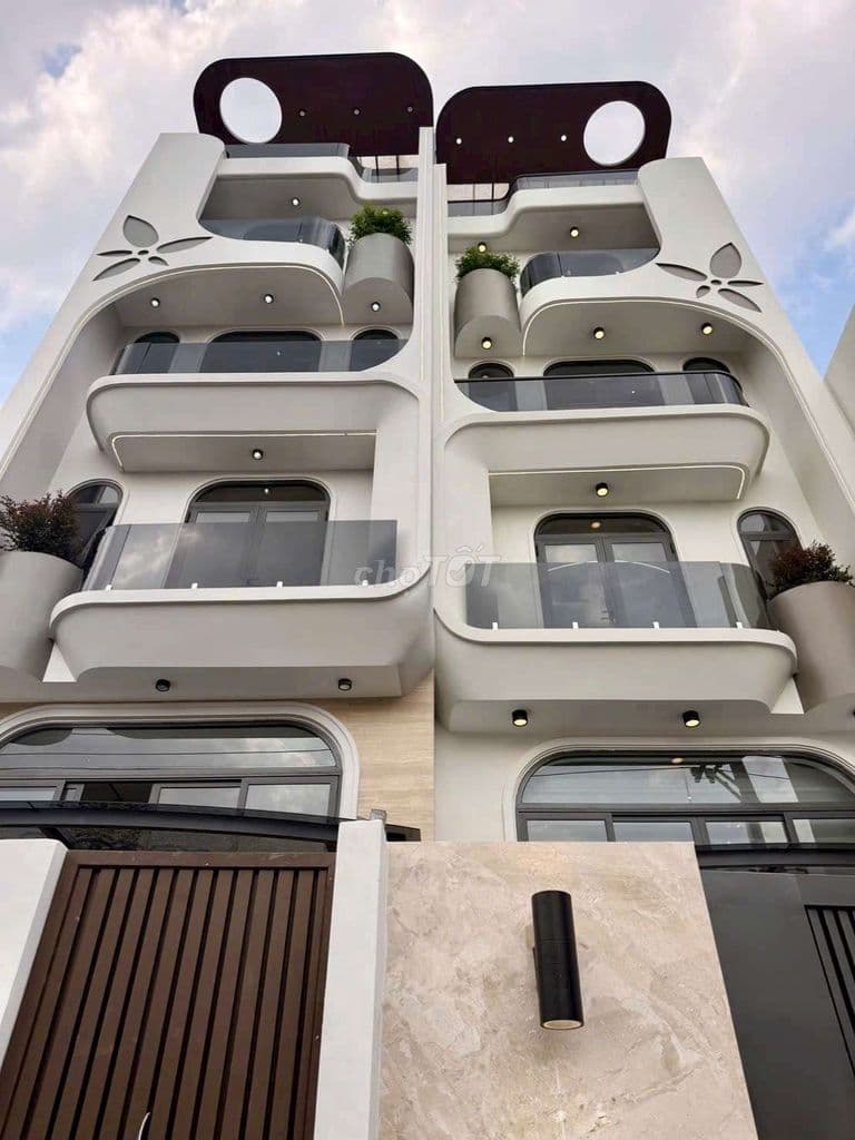 CẦN BÁN GẤP NHÀ.PTTN ĐưỜNG PHAN VĂN HỜN. DT 4,8 X 24 .1 trệt 4Lầu