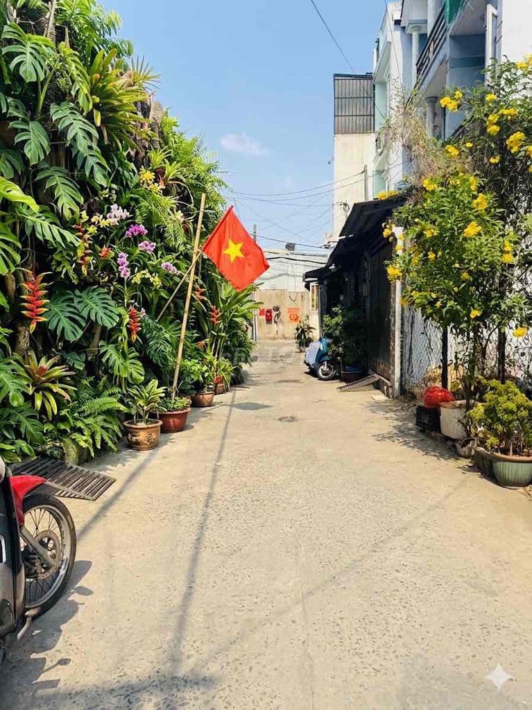 BÁN ĐẤT HÓC MÔN 100m2 NHỈNH 2 TỶ , SHR NGANG 5m, HXH NGAY THỊ TRẤN .