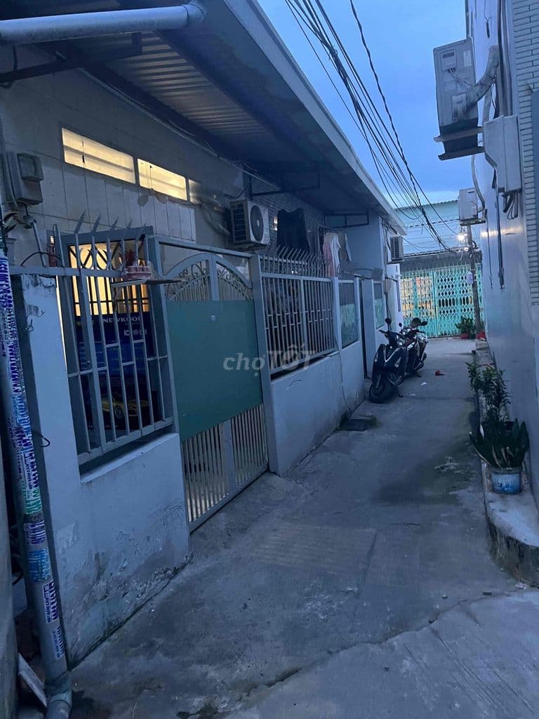 Nhà phố quốc lộ 13 cũ
