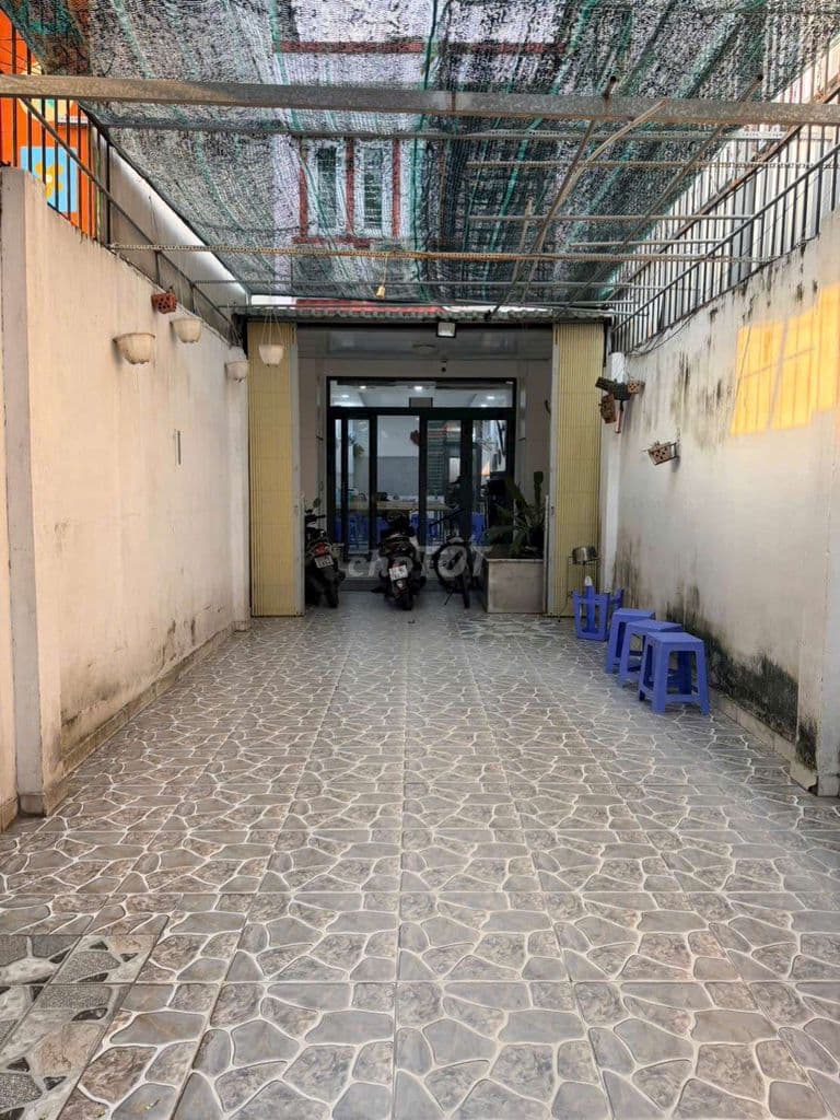 NHÀ 4 X32 MẶT TIỀN NGAY TRƯỜNG HỌC THU NHẬP CAO , VỊ TRÍ CỰC XUNG - Ảnh 2