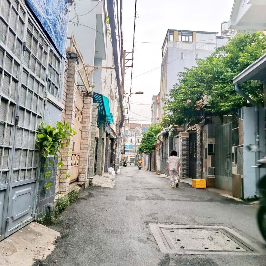 CHỦ ĐỔI NHÀ cần BÁN NHANH giá tốt 3,7tỷ. Nhà 4T còn mới tiện ở ngay.