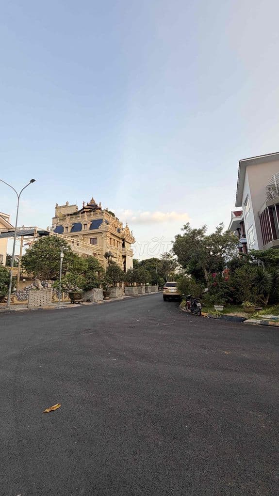 Bán Lô Đất Góc Sadeco Ven Sông Đối Diện Trường R.mit Giá Mềm