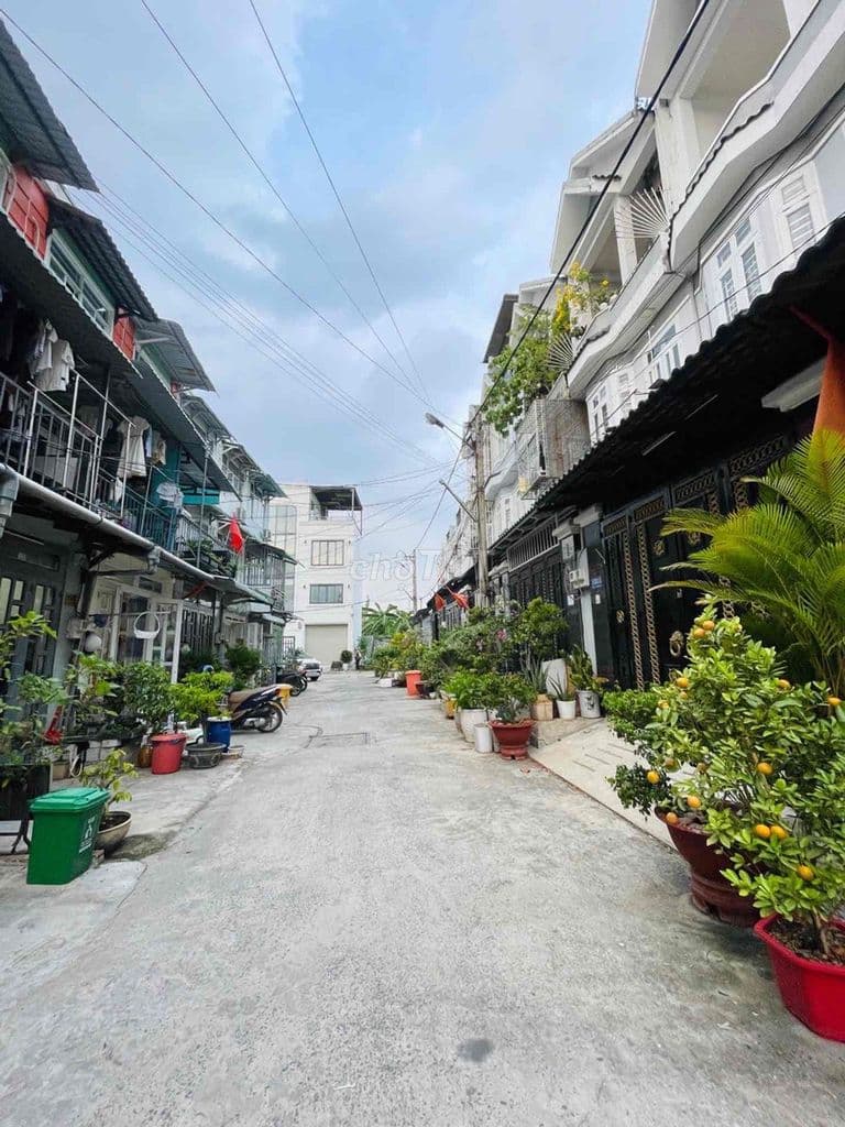 Bán nhà Thạnh Lộc 19 Q12 đúc 3 tầng, hẻm xe tải 8m, giá 5.28 tỷ
