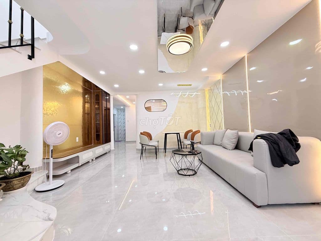 NHÀ ĐẸP 3 TẦNG, 52m2, 4 PHÒNG NGỦ - HẺM OTO NGAY NHÀ GA METRO VĂN THÁN