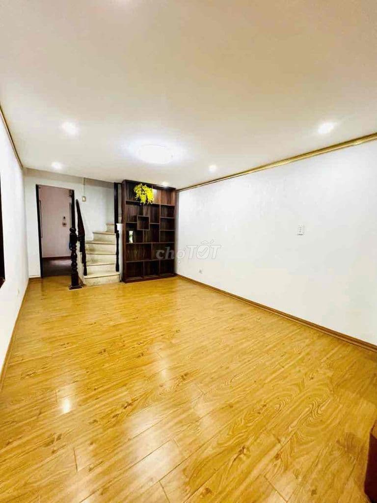 Cần bán TT Nguyễn Chí Thanh,70m oto đỗ chân cầu thang nhà đẹp ở ngay - Ảnh 3