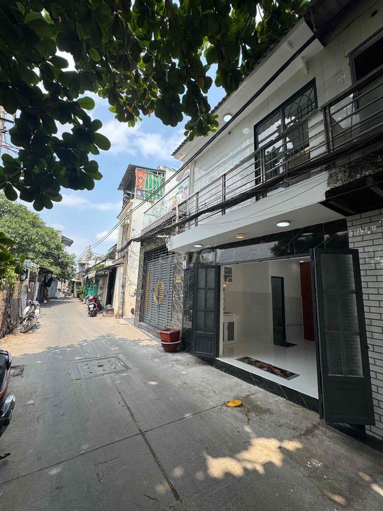 Nhà Bán . ấp 1 xã bình hưng .DT 4x5 .1 lầu 2 P nhỏ .1 wc, hẻm 5m