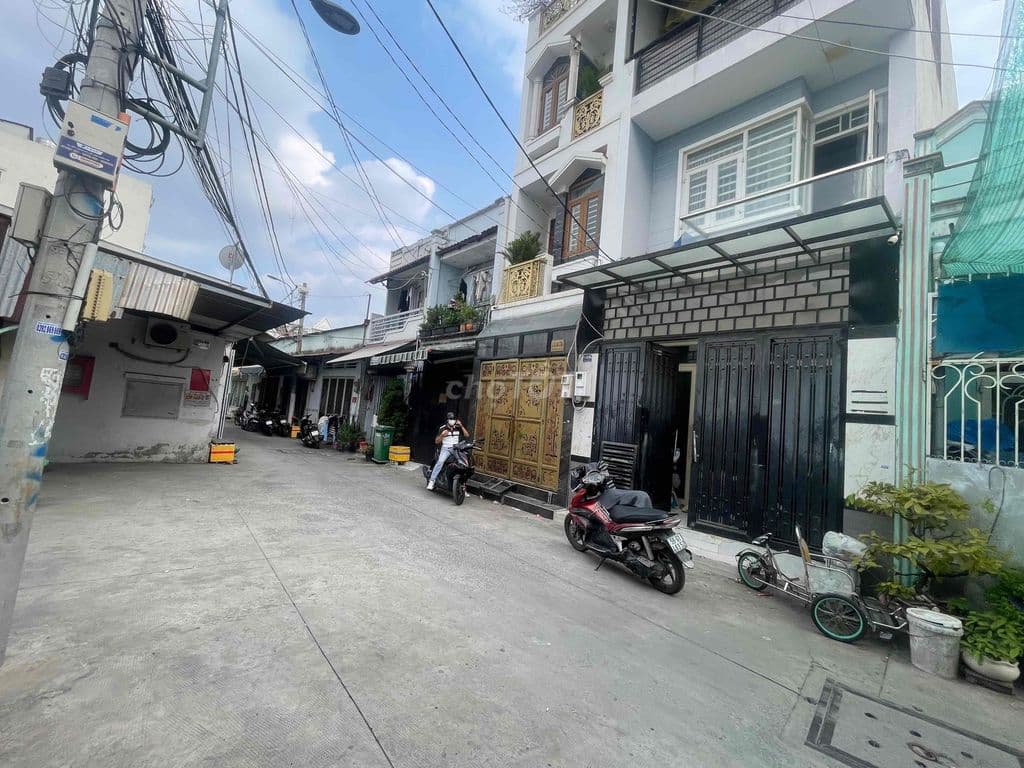 🔥 SIÊU PHẨM NHÀ PHỐ 2 LẦU HẺM XE HƠI NGUYỄN VĂN QUÁ GIÁ CHỈ HƠN 4 TỶ