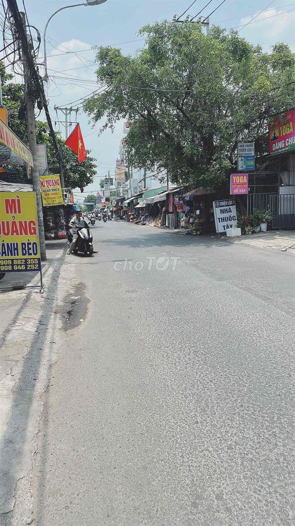 Nhà Có Sân Đậu xe Hơi 4 nphòng ngủ 2 lầu giá 5ty750 tl