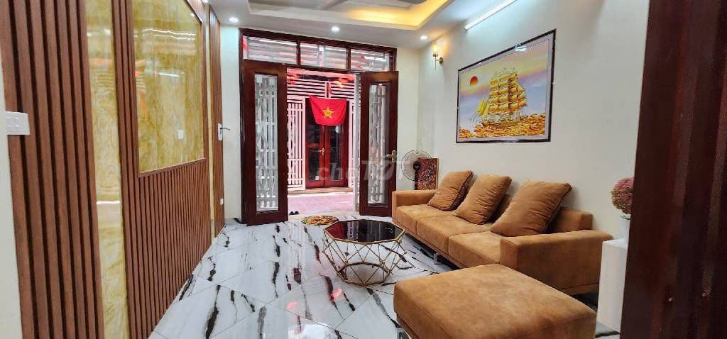 Ô tô đỗ cửa, Nhà xây mới,nội thất y ảnh