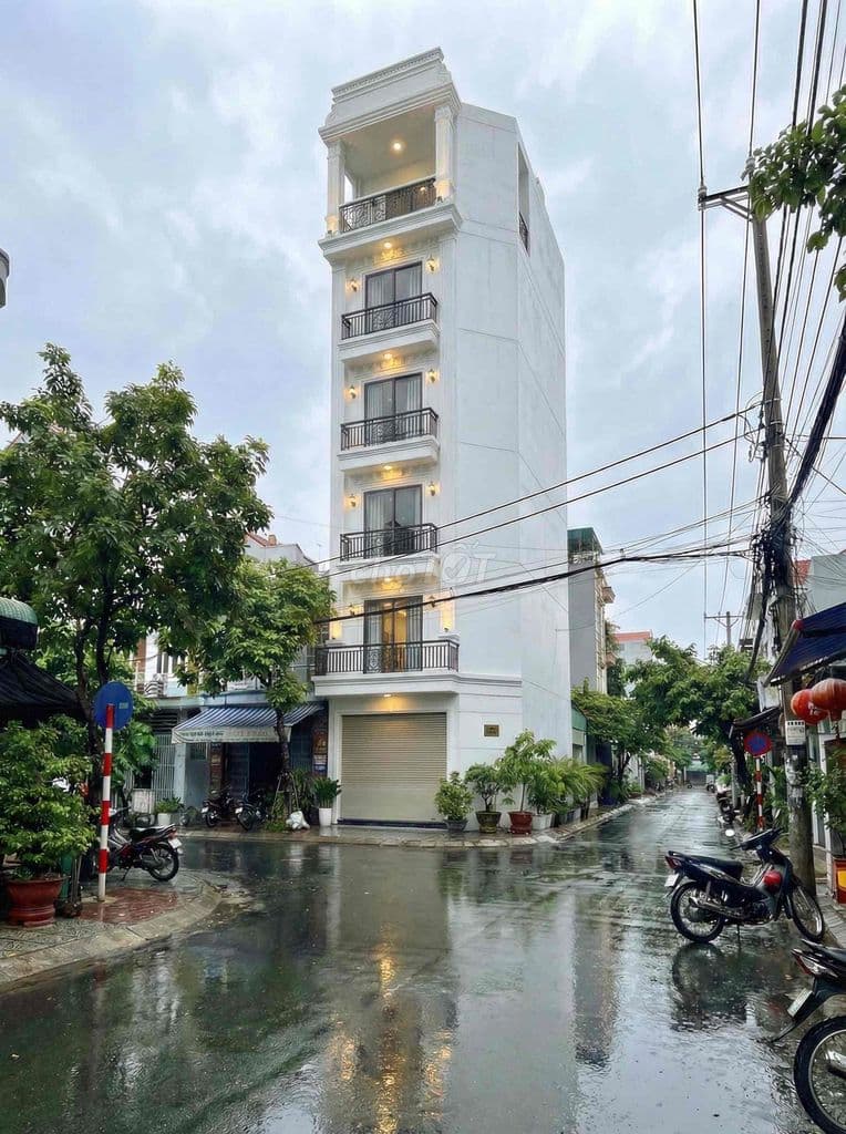 Nhà 6 tầng, thang máy, DT 30m2. Lô góc, MT4m. Chỉ 30m phố Xã Đàn