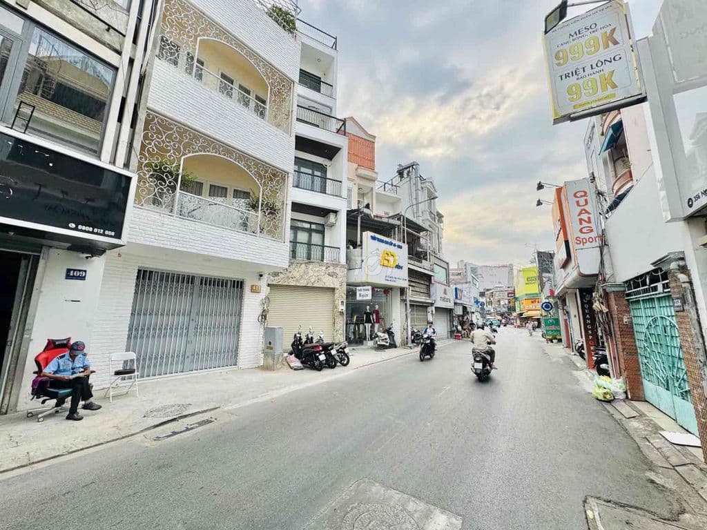 Bán Nhà Nguyễn Trọng Tuyển 4 Tầng 51m2 (3.5x15m) 13.2 Tỷ . Giảm sốc 19