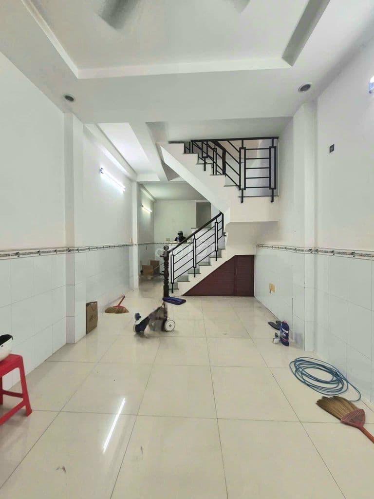 NHÀ NGON CỨNG CÁP. ĐS 4, GV - DT 47M2 - SẴN 2PN - CÓ SÂN CHỈ 4T68 TL