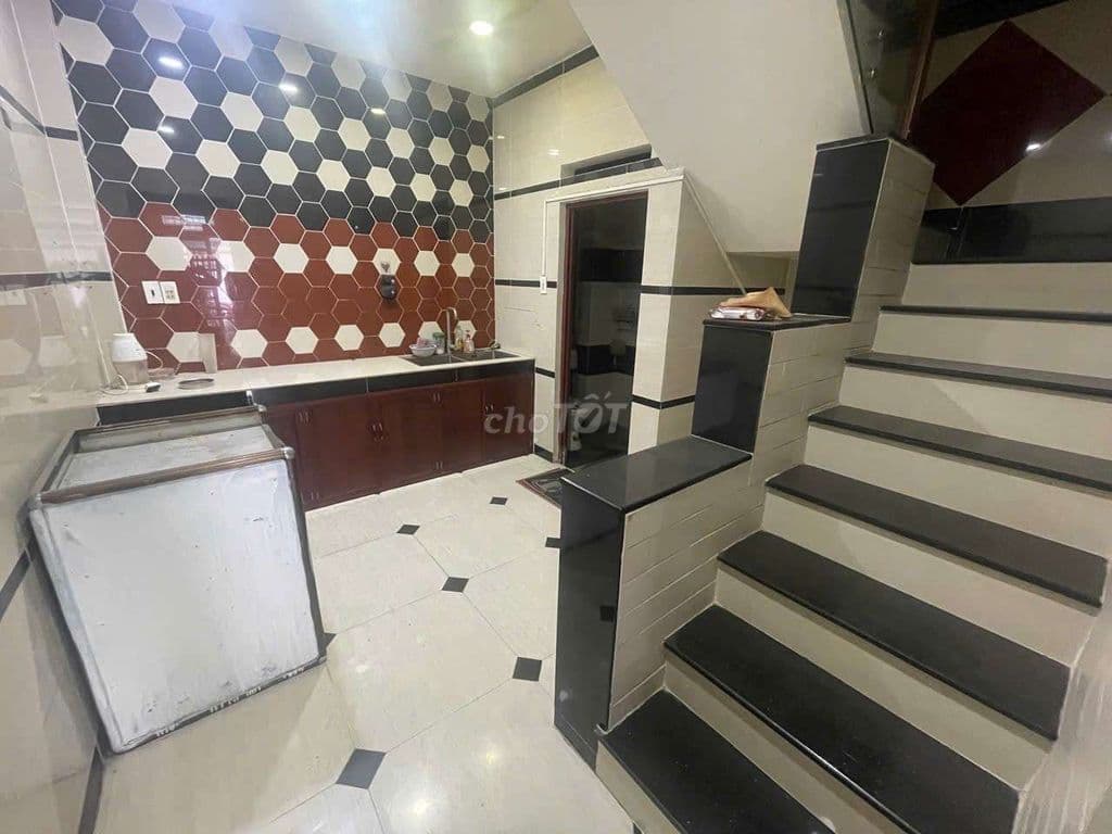 Bán nhà sau lưng nhà mặt tiền đường Song Hành q12