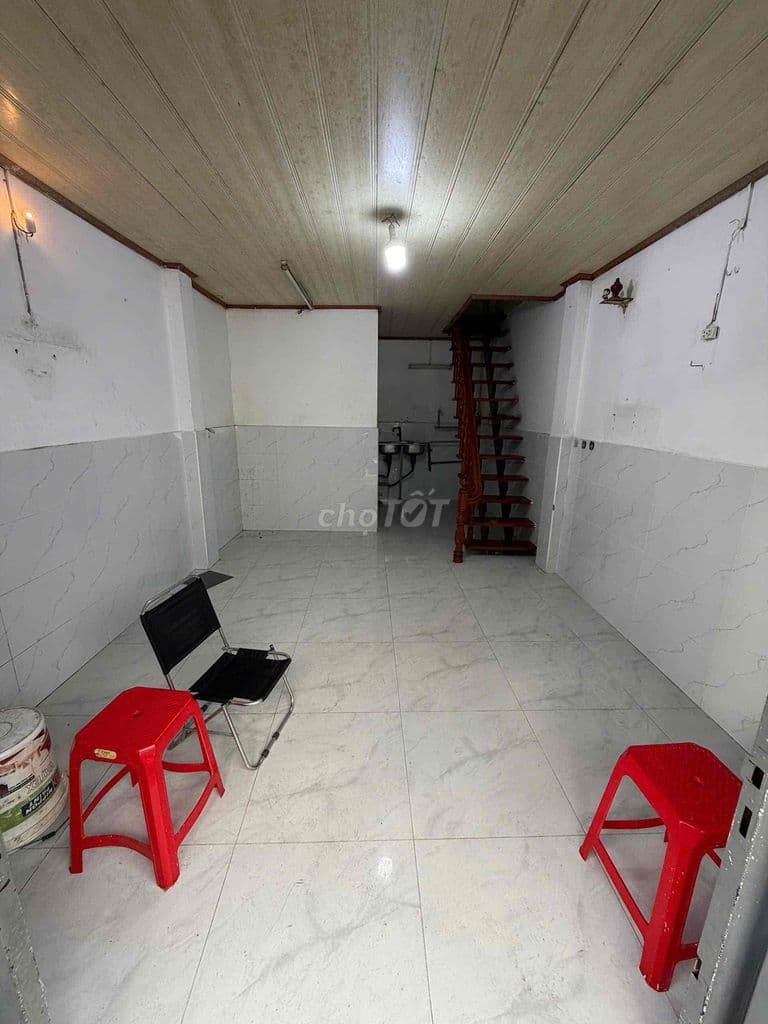 nhà 2/ CMT8, nhà cũ xây kiên cố, 2 thùng sơn quét lại là sạch đẹp - Ảnh 3