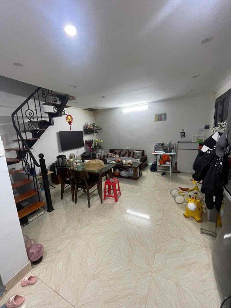 bán nhà 2 tầng 2 ngủ 2 vs khu tâpj thể bộ công an - bùi xương trạch