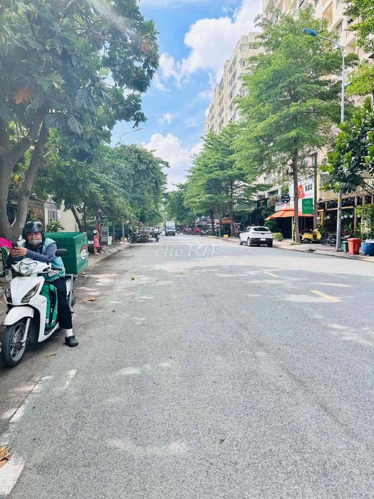 GẦN SÂN BAY , DT 5x14 NỞ HẬU 3 TẦNG , XE HƠI ĐẬU NHÀ , NHỈNH 5 TỶ