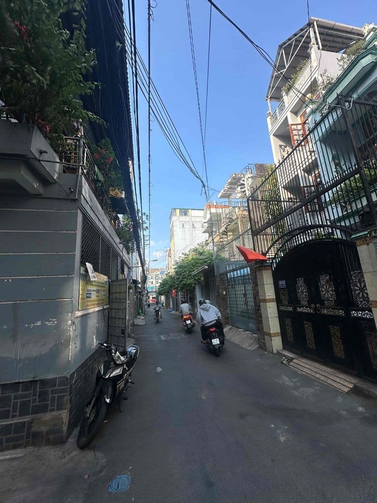 Hẻm xe hơi 6m đối điện Emart - 4 tầng BTCT - 4PN - 75m2 DTSD