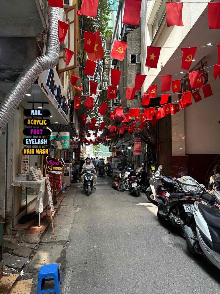 Bán nhà mặt phố Ngõ Huyện. Mt:5,5m. Dòng tiền 85tr/tháng.