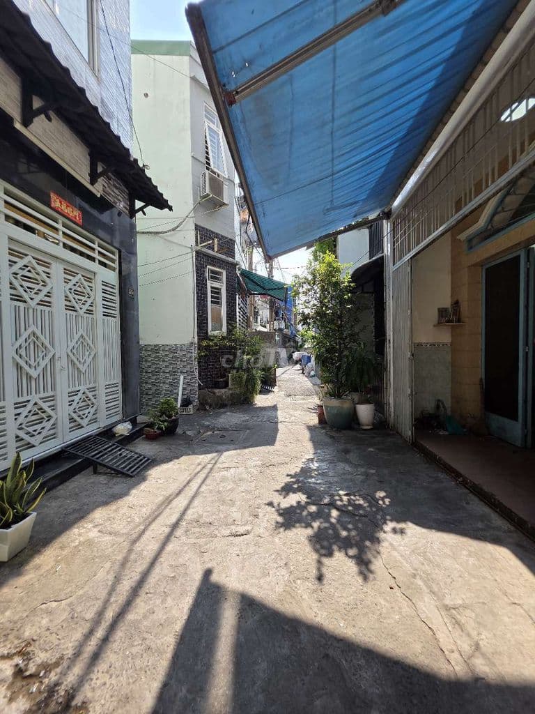 nhà nở hậu, ngang 4,5m dài 12m đúc 3 tầng ST hẻm 4m Hồng Bàng