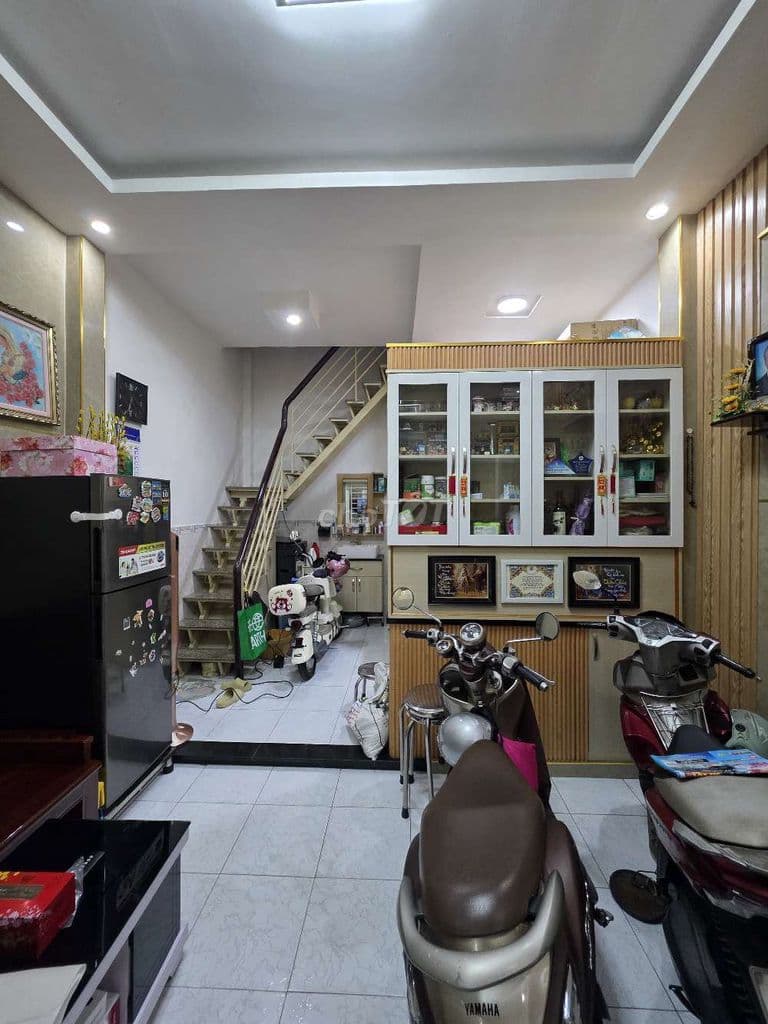 3.8 TỶ - ĐỐI DIỆN CITYLAND - SÁT MẶT TIỀN - TẶNG NỘI THẤT.