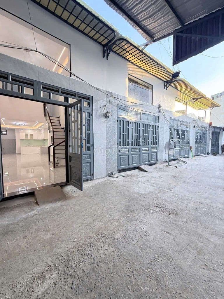 Nhà mới ngay Tô Hiệu, gần Ngã tư Bốn xã, KDC đông đúc.