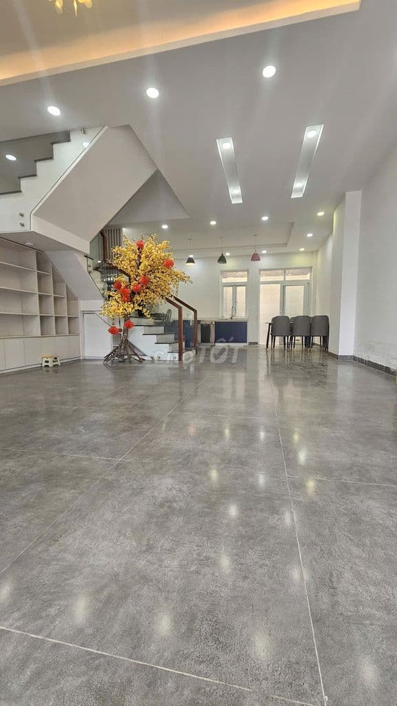 NHÀ ĐỐI DIỆN CÔNG VIÊN 6 X 15M,3 TẦNG GIÁP QUẬN 7. - Ảnh 3