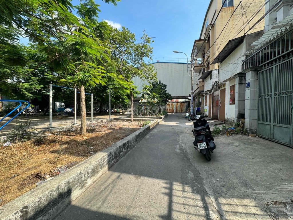 Đất đường phan văn hớn phường tân thới nhất Q12 dt: 151,5m2