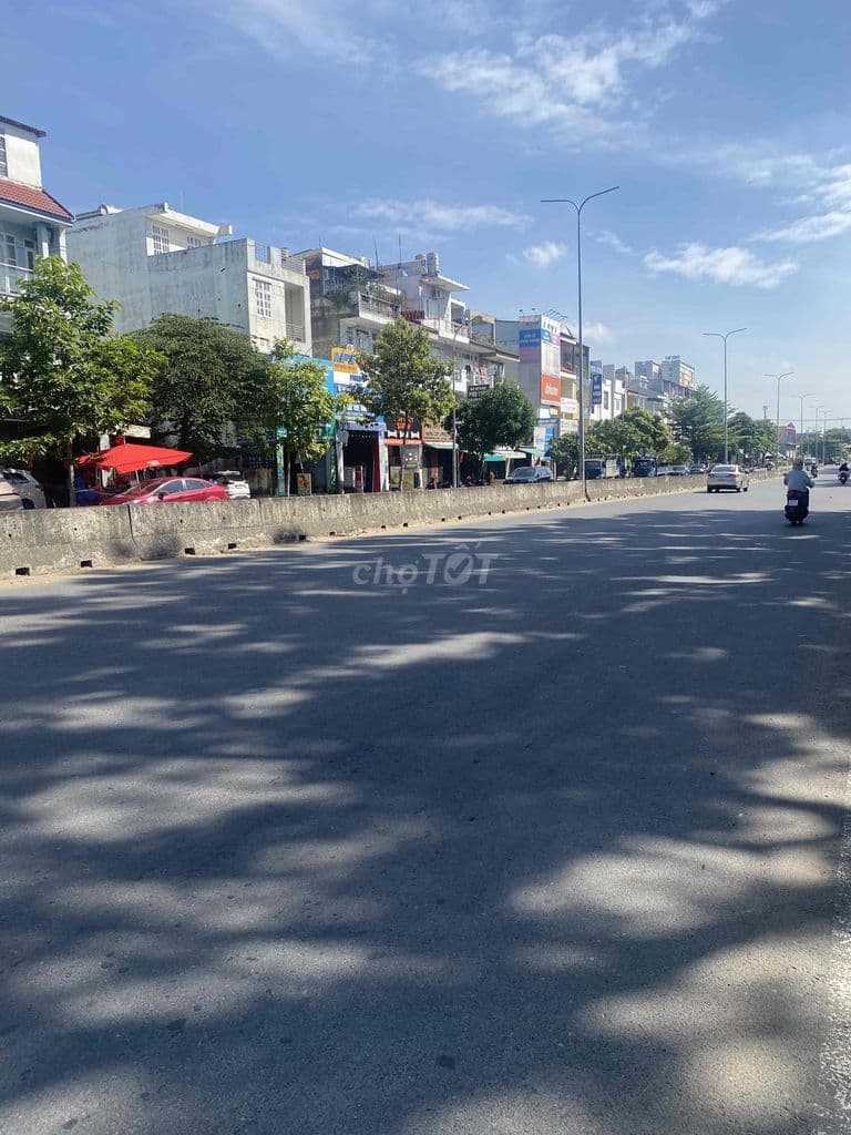 Bán đất trục đường chính 20 m phú nhuận giá 110tr/m2 liên hệ A Nam