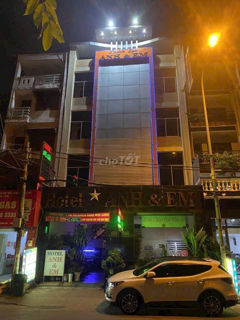 Ban khach san mat tien dt 9x18 gom 26 phong thu nhap 300tr.