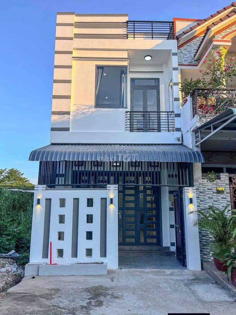 Bán nhà 1 trệt1 lầu sổ hồng riêng ngay chợ Bình Chánh giá 970triệu