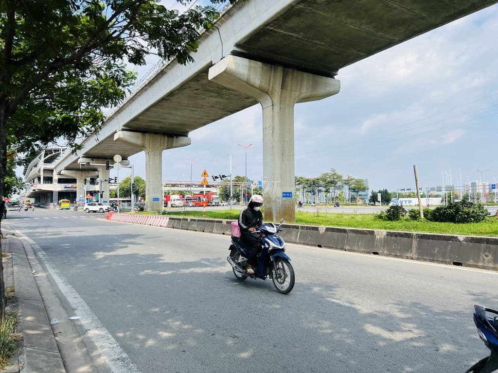 Đất 300m2 ngay chân ga metro_gần đh sư phạm kĩ thuật_mặttiền ngay xlhn