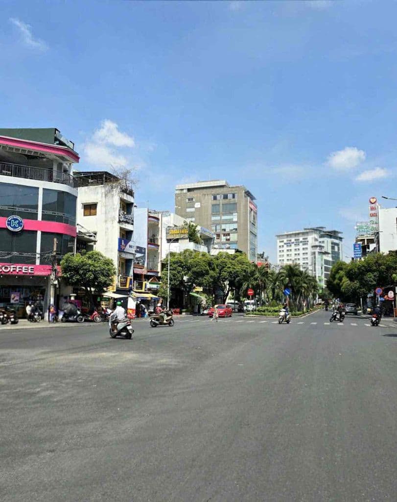 Ngộp 14 tỷ Gấp bán CHDV Phan Xích Long ngay khu đường Hoa 110m2