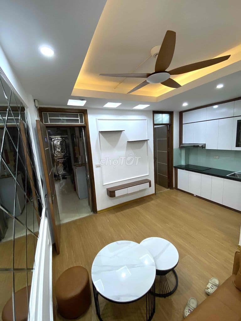 chủ chuyển công tác bán gấp căn 50m2- Ngọc Hà- hoàng Hoa Thám- 2tỷ