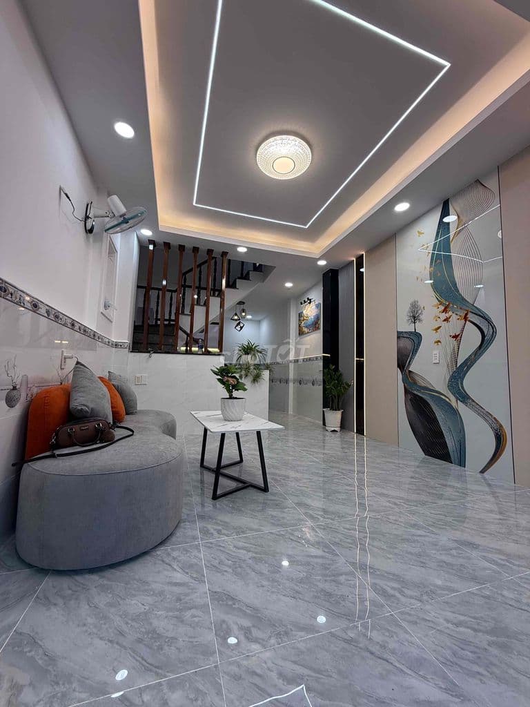 nhà ngã tư ga, xe hơi đậu cửa, - Ảnh 2