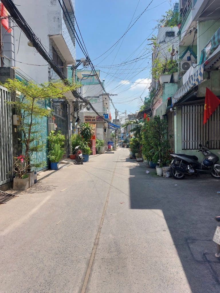 HXT LẠC LONG QUÂN P3Q11 DT 3,5x10m NHÀ 3 TẦNG HOÀN CÔNG ĐỦ 4 TỶ 8 (TL)