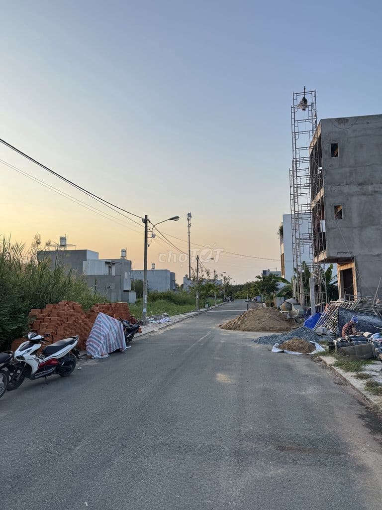 Giảm giá 500 triệu bán gấp 90m2, sổ riêng, tại Long Phước Quận 9, HCM