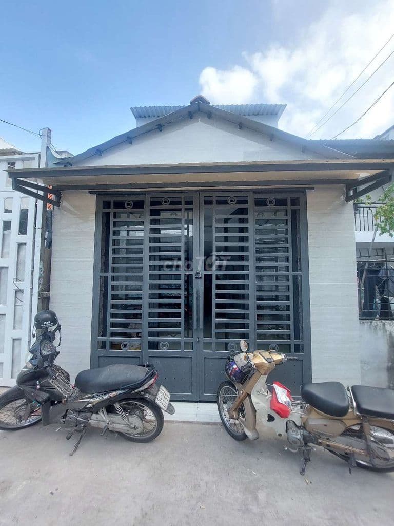 Bán nhà đường Phạm Hùng C4 DT.4×10 } 1 Lầu 2 Phòng 2 toilet hẽm 6m