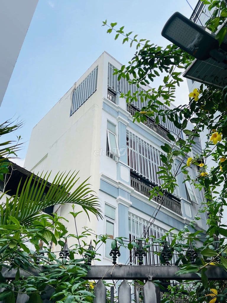 NHÀ VIP KHU HUỲNH VĂN BÁNH - 5X6M - CÓ KHOẢNG SÂN 44M2 TRƯỚC NHÀ