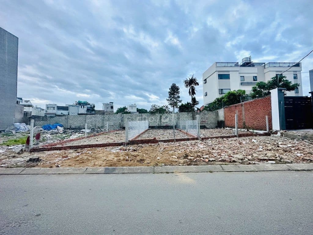 Em còn vài lô giá ngợp nhỉnh 2tỷ/nền gàn chợ thủ đức võ văn ngân hẻm