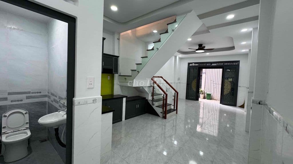 3 tỷ 6 _ nhà sát mặt tiền _2pn _ ngay sát chợ cầu đồng