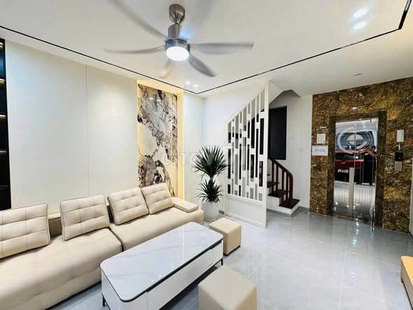 Nhà mặt phố Cầu Giấy, ô tô vào nhà, thang máy, giá mềm - Ảnh 3