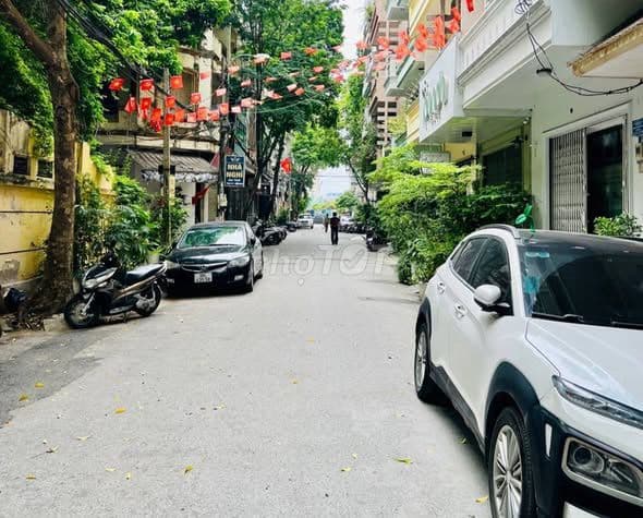 bán nhà 61m2 Nguyễn Văn Huyên ô tô tránh