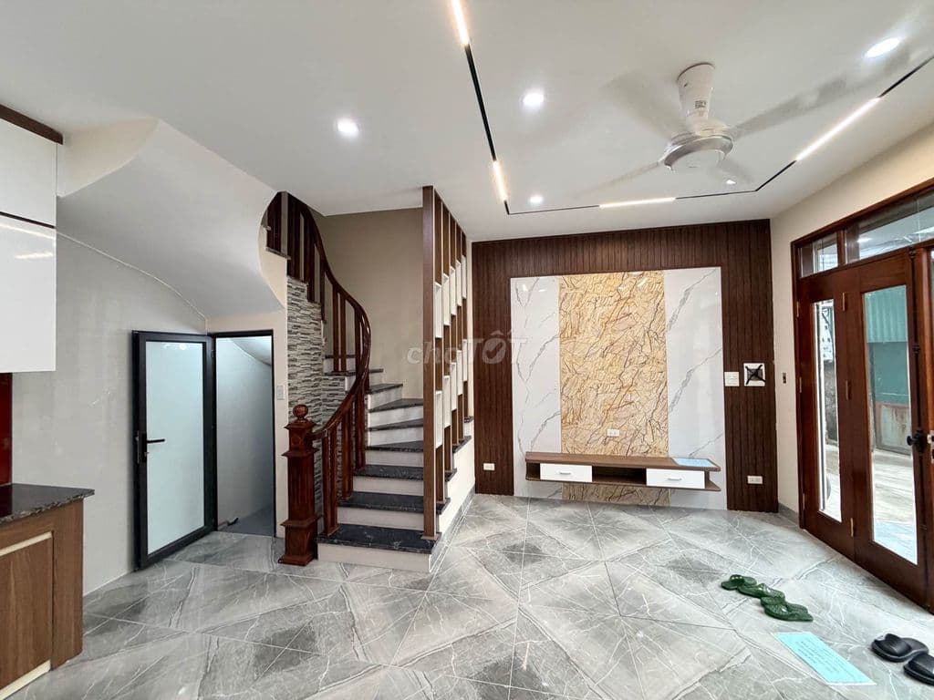 HIẾM, NHÀ ĐẸP 5 TẦNG, CÓ VƯỜN, NGAY TRUNG TÂM CỰ KHỐI - Ảnh 3