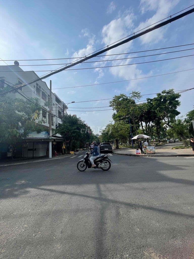 MTKD Đẹp Đối diện công viên 5 x 20m gia 12,8 Tỷ