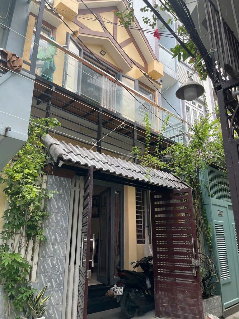 Chuyển nơi ở cần bán nhà thiết kế kiểu mái Thái