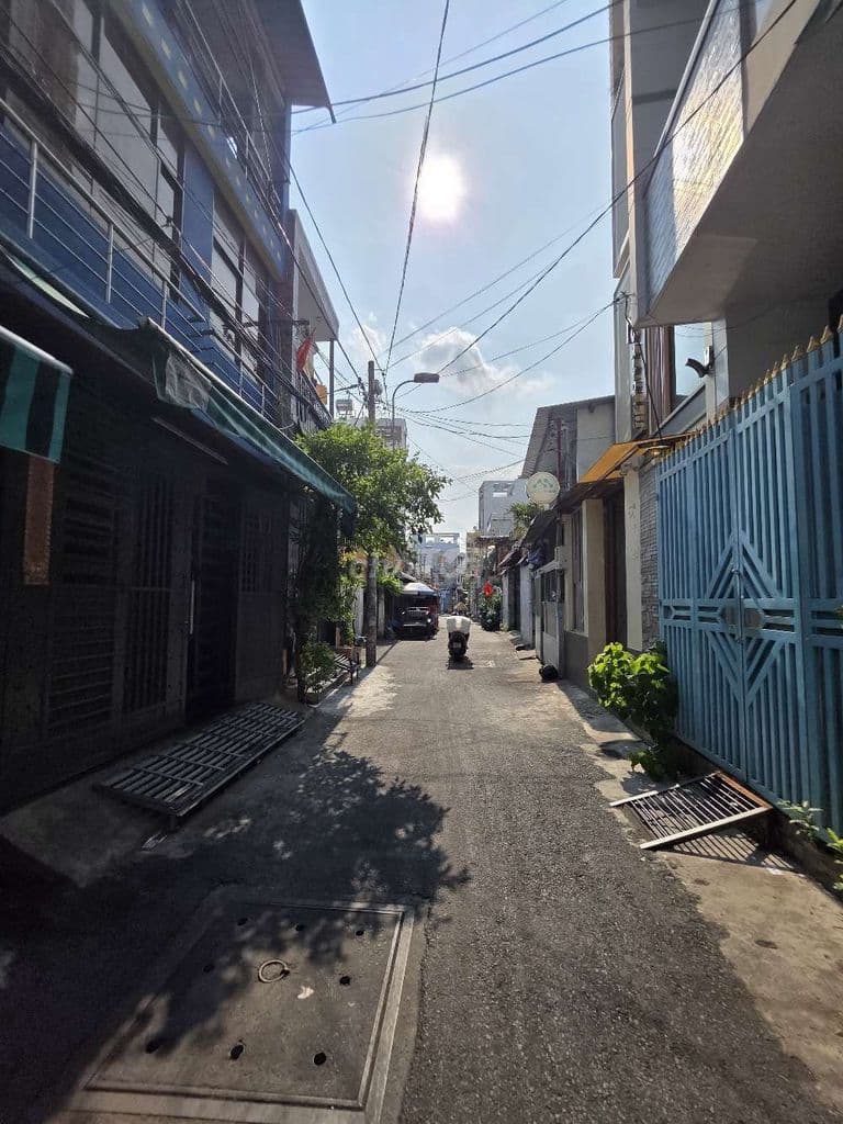 nhà nở hậu, ngang 4,5m dài 12m đúc 3 tầng ST hẻm 4m Hồng Bàng - Ảnh 2