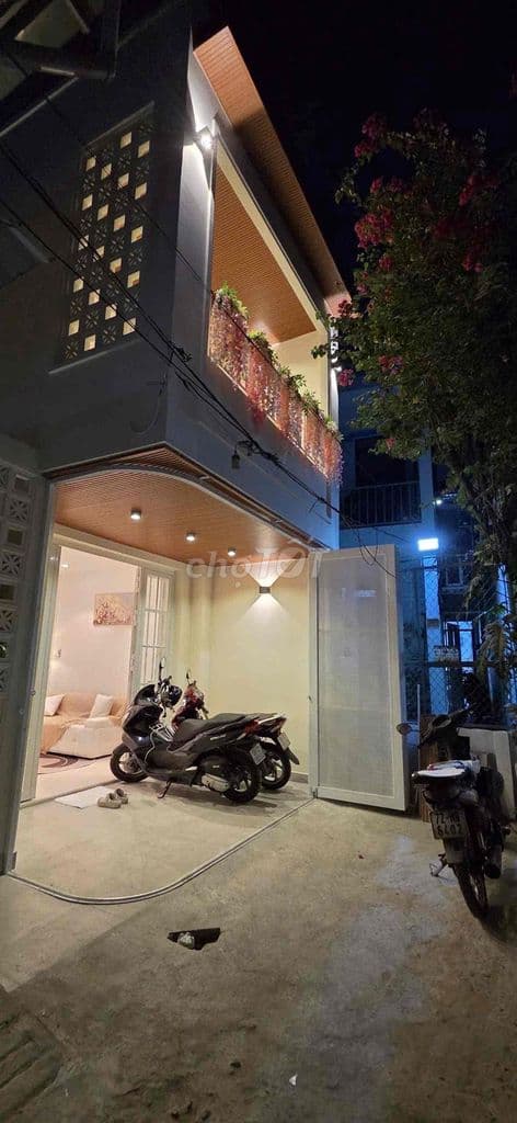 Nhà cách hxh vài chục m, sát khu dâm cư hoàn cầu