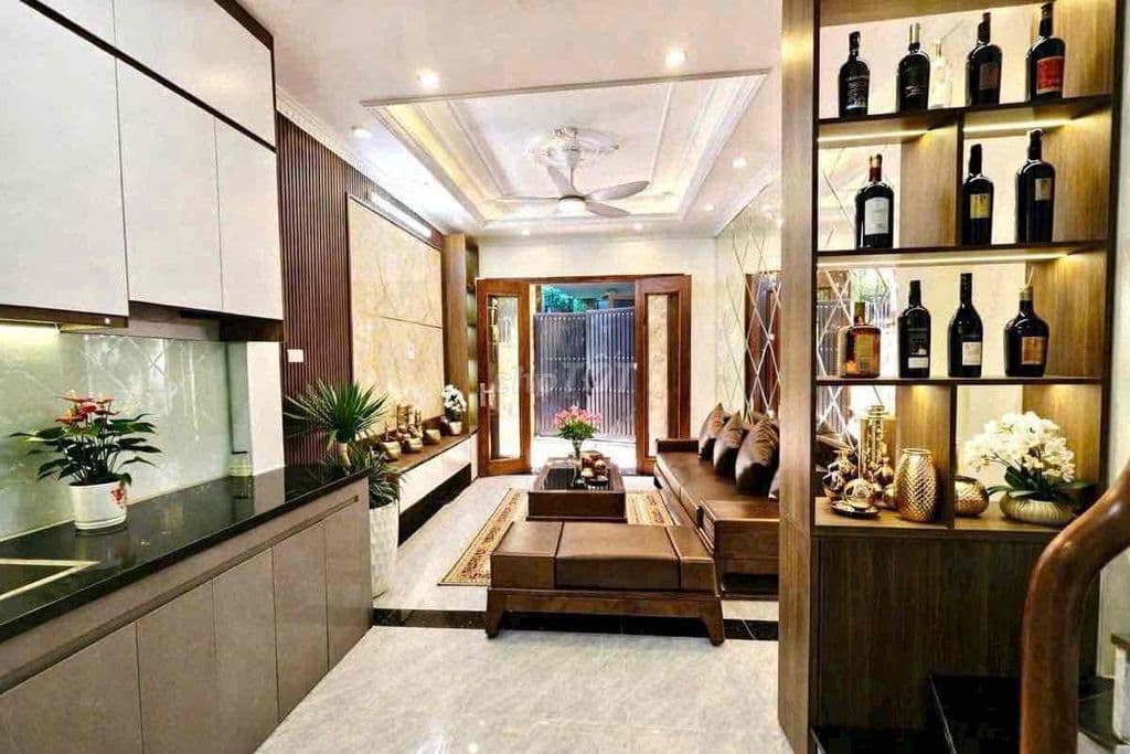 Giá rẻ! Phố Lạc Long Quân, lô góc, ngõ ba gác thông tứ tung, 38m2*5T - Ảnh 2