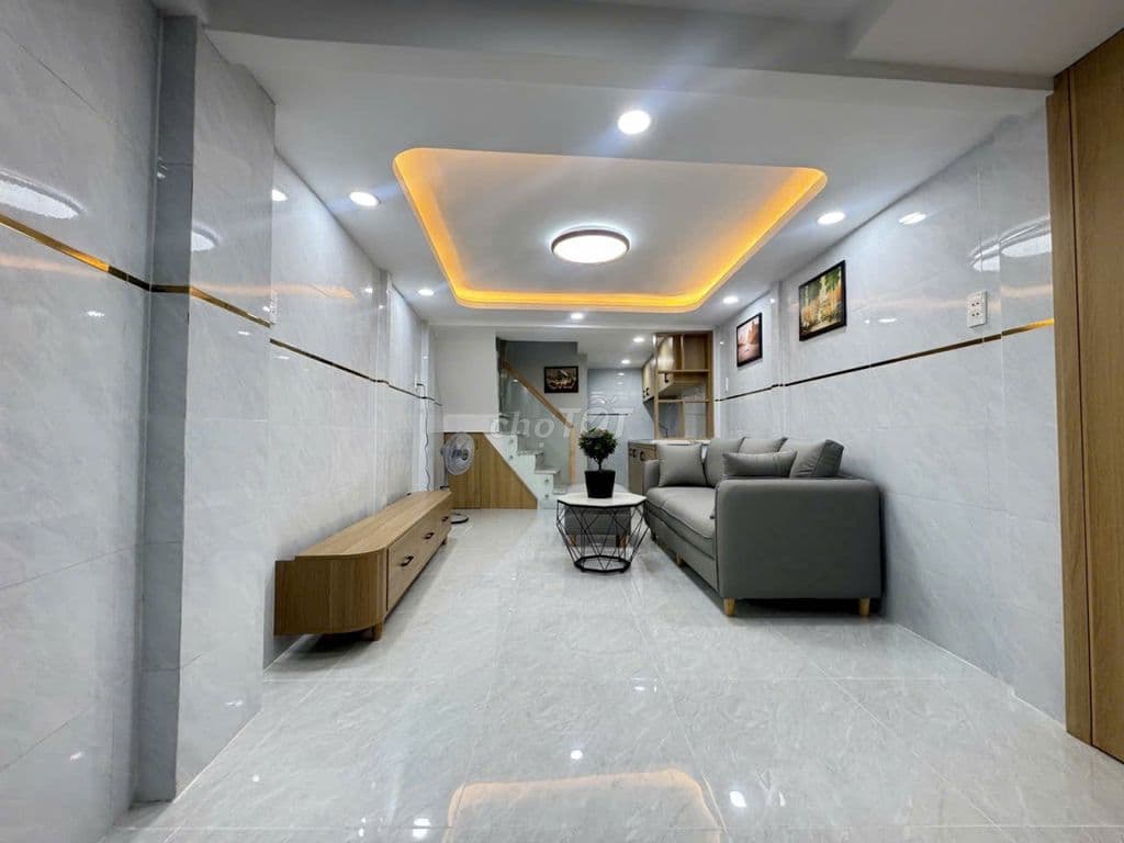 Nhà 3 tầng, ô tô đậu cửa, đối diện Sacombank Trường Chinh.